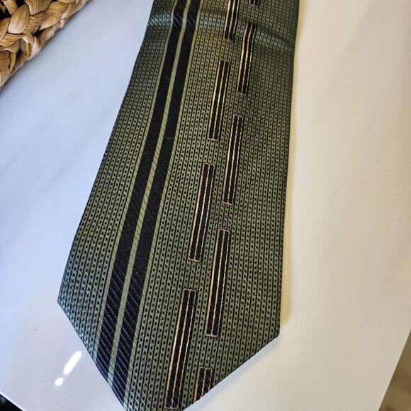 J. Ferrar Italian 100% Silk Green/Black Geometric Tie - Picture 3 of 7